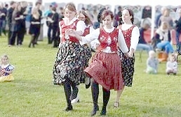 dancing Fyrmanna Scottishe at Funtington